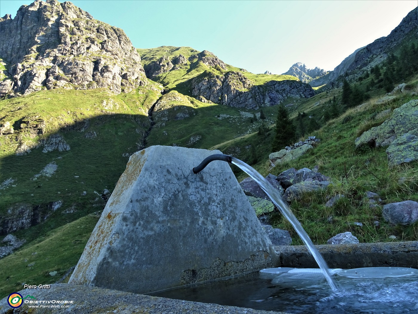 12 La fontana della Casera Valletto con vista in Valletto.JPG